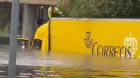 Un camión de Correos queda atrapado en una carretera inundada de Madrid - SoyMotor.com