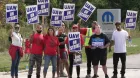 Manifestantes a la entrada de la planta de Stellantis en Romulus, Michigan - SoyMotor.com