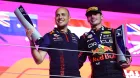 Max Verstappen y Gianpiero Lambiase, en el podio del GP de Catar