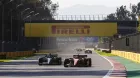 Carlos Sainz y George Russell luchando por posición durante el Gran Premio de México