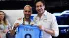 Pep Guardiola le regala a Toto Wolff una camiseta del Manchester City con su nombre en el GP de Abu Dabi F1 2022 - SoyMotor.com
