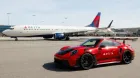 Delta te lleva hasta tu avión en un Porsche - SoyMotor.com