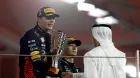 Max Verstappen en el podio de Abu Dabi junto con George Russell