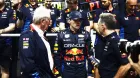 Helmut Marko, Max Verstappen y Christian Horner en la celebración de la victoria en Arabia Saudí