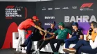 Carlos Sainz y Fernando Alonso se saludan en la primera rueda de prensa del año