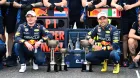 Sergio Pérez y Max Verstappen posan con los tres trofeos que consiguieron en el GP de Japón