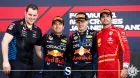 Carlos Sainz celebra el podio en el Gran Premio de Japón junto al equipo Red Bull