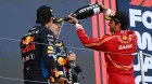Carlos Sainz celebra el podio del GP de Japón con Max Verstappen y Sergio Pérez