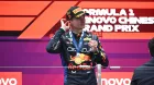 Max Verstappen en el podio del GP de China tras su victoria