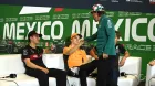 Fernando Alonso y Oscar Piastri se saludan ante la atenta mirada de Guanyu Zhou, en una imagen de México 2023
