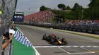 Max Verstappen cruza la línea de meta como vencedor en Imola