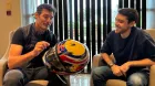 Mark Webber con Oriol, el chico que cogió su casco ganador del GP de España de 2010 - SoyMotor.com