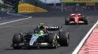Lewis Hamilton por delante de un Ferrari en el GP de Hungría