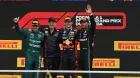 Fernando Alonso, Adrian Newey, Max Verstappen y Lewis Hamilton en el podio del GP de Canadá 2023