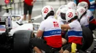 Los mecánicos de Haas en una parada en boxes en 2021, cuando Uralkali era el patrocinador del equipo