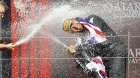 Lewis Hamilton celebra su victoria en el podio de Silverstone