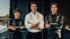 Andrea Kimi Antonelli, Toto Wolff y George Russell en el anuncio del fichaje del joven italiano