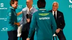 Adrian Newey y Fernando Alonso se saludan en la rueda de prensa del británico este martes en Silverstone