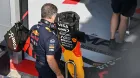 Christian Horner inspecciona el alerón delantero del RB20 este fin de semana en Monza