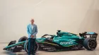 Adrian Newey posa con el Aston Martin tras hacer oficial su llegada