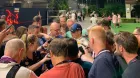 Max Verstappen atiende a los medios fuera de la sala de prensa oficial - Erik van Haren