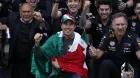 Sergio Pérez celebra el podio de México 2022 junto a su padre y el equipo Red Bull