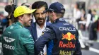 Max Verstappen y Fernando Alonso hablando con Mohammed Ben Sulayem en el GP de China