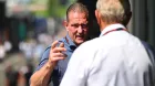 Jos Verstappen esta temporada hablando con Helmut Marko