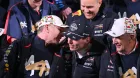 Max Verstappen y Helmut Marko celebran el cuarto título del neerlandés junto al resto del equipo