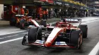 Charles Leclerc y Carlos Sainz saliendo de boxes