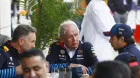 Sergio Pérez con Helmut Marko y Christian Horner el fin de semana pasado en Catar