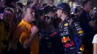 Max Verstappen y Zak Brown en Singapur