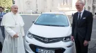 papa-francesco-k-t-neumann-opel-ampera-e-soymotor.jpeg