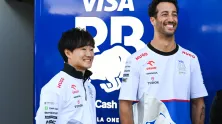 Yuki Tsunoda y Daniel Ricciardo a su llegada al circuito de Shanghái