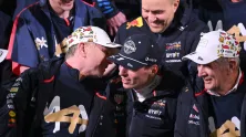 Max Verstappen y Helmut Marko celebran el cuarto título del neerlandés junto al resto del equipo