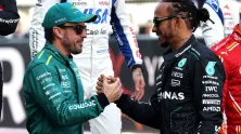 Fernando Alonso y Lewis Hamilton se saludan al inicio de la temporada