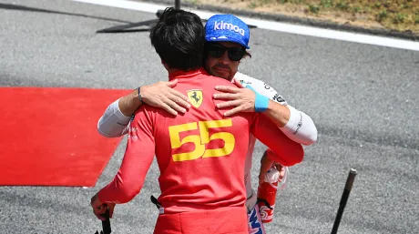 Alonso y Sainz abrazo
