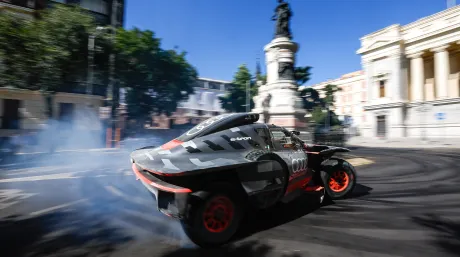 VÍDEO: Carlos Sainz y Lucas Cruz, con el Audi RS Q e-tron por las calles de Madrid - SoyMotor.com