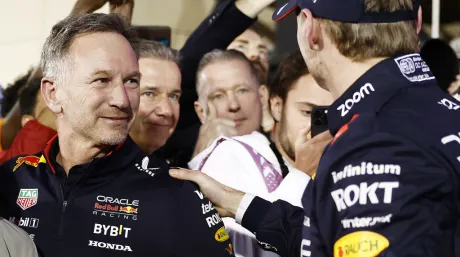 Christian Horner celebra la victoria de Max Verstappen en el GP de Baréin
