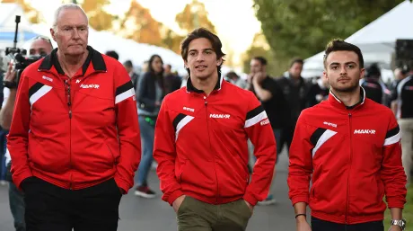 John Booth, Roberto Merhi y Will Stevens en el GP de Australia F1 2015 - SoyMotor.com