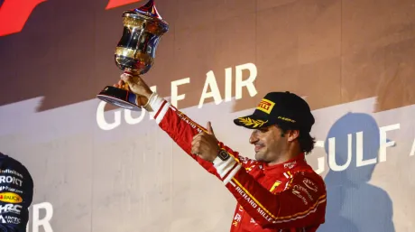 Carlos Sainz en el podio del GP de Baréin