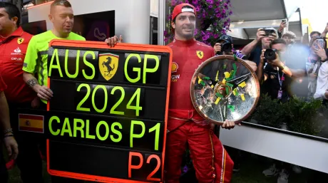 Carlos Sainz celebra con Ferrari su victoria en el GP de Australia
