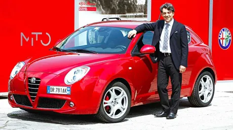Luca de Meo junto al Alfa Romeo MiTo - SoyMotor.com