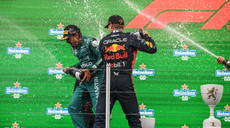 Fernando Alonso y Max Verstappen en el podio el año pasado
