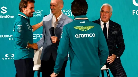 Adrian Newey y Fernando Alonso se saludan en la rueda de prensa del británico este martes en Silverstone