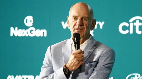 Adrian Newey deja clara su opinión sobre la normativa europa respecto al coche eléctrico... y no es especialmente positiva - SoyMotor.com