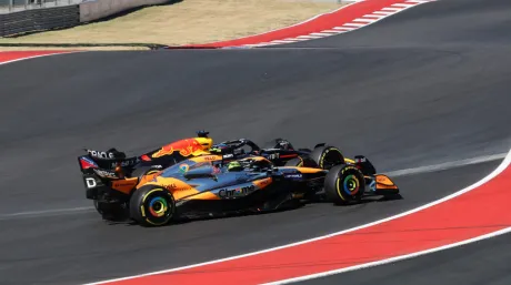 Lando Norris y Max Verstappen en Austin, en el adelantamiento que desató la polémica