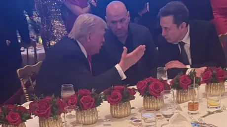 Donald Trump conversa con Elon Musk durante el seguimiento de la noche electoral - SoyMotor.com