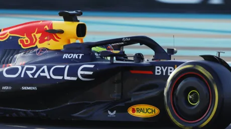 Isack Hadjar con Red Bull en Yas Marina durante los test