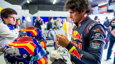 carlos-sainz-box-toro-rosso-soymotor.jpg